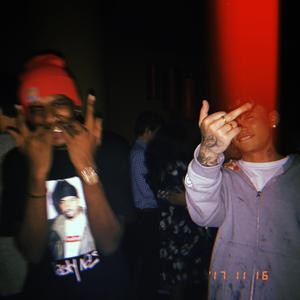 六年级小女孩在洗澡间小便
