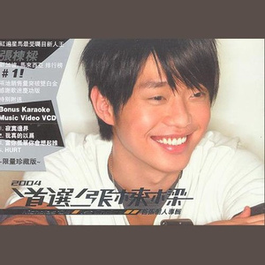 六年级小女孩在洗澡间小便
