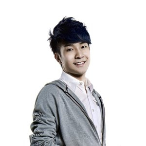 六年级小女孩在洗澡间小便
