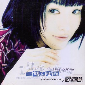 六年级小女孩在洗澡间小便
