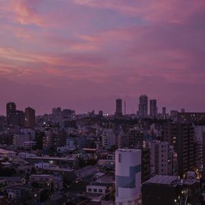 六年级小女孩在洗澡间小便
