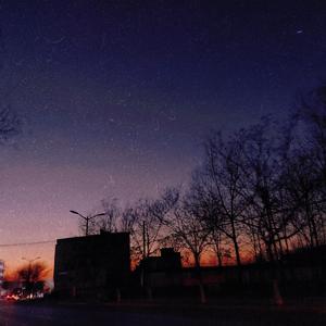 六年级小女孩在洗澡间小便
