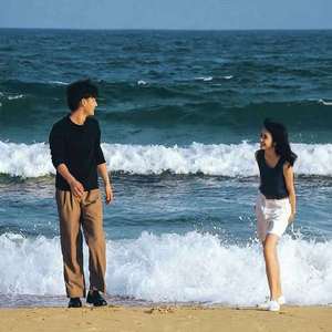 六年级小女孩在洗澡间小便
